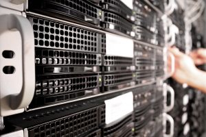 Web hosting server that hosts several virtual servers